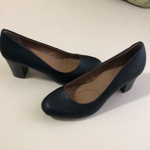 Women’s size 9 heels. Worn once. Black.